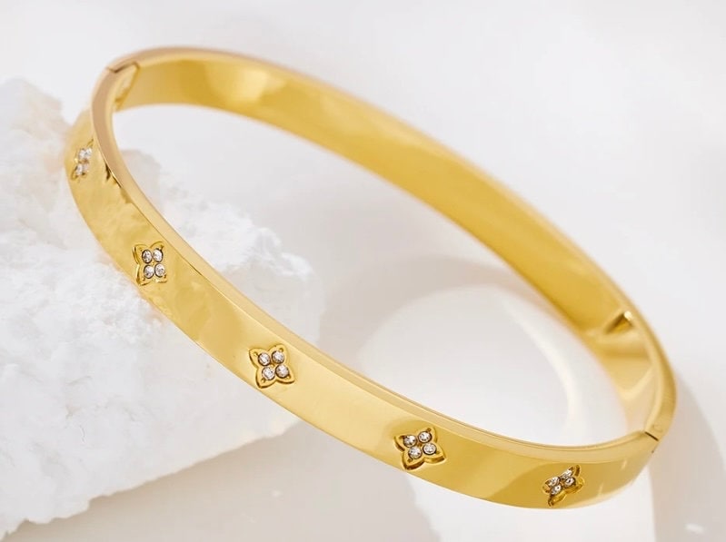 Studded Clover Bracelet 18K Gold Plated Stainless Steel