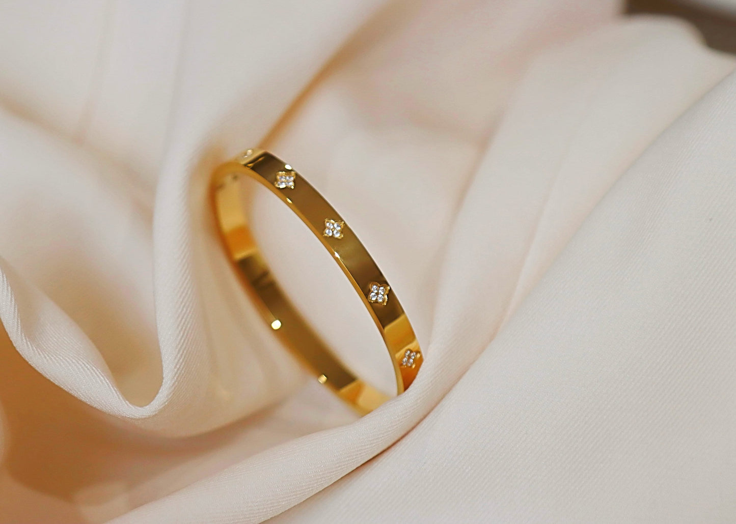 Studded Clover Bracelet 18K Gold Plated Stainless Steel