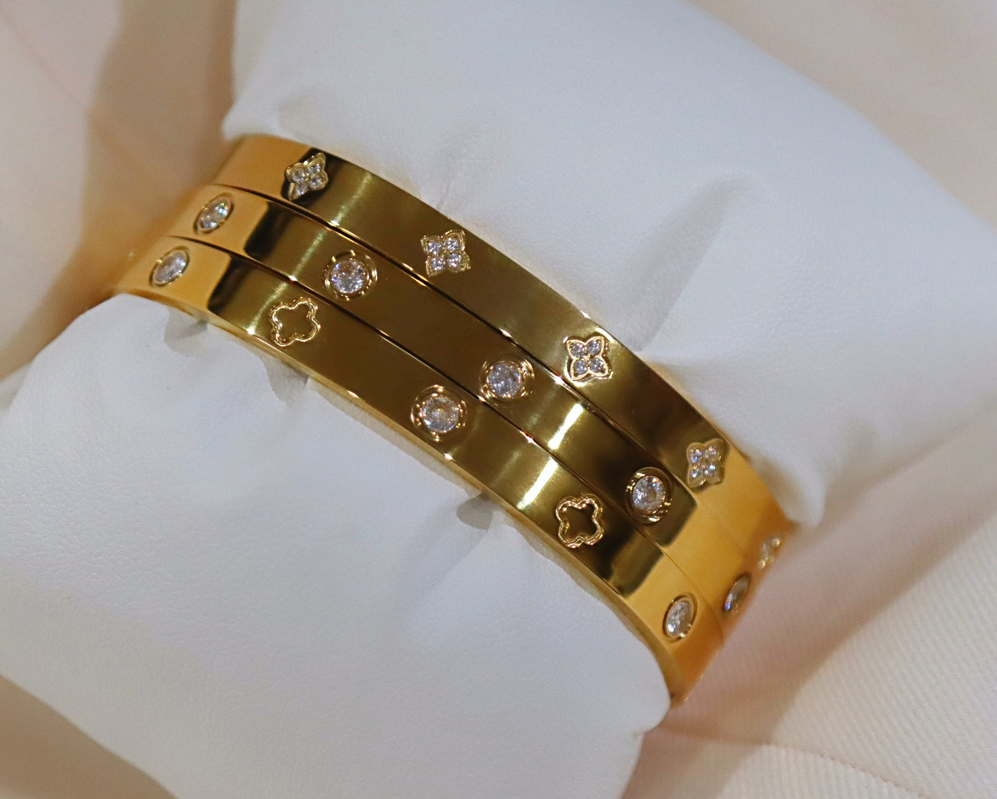 Studded Clover Bracelet 18K Gold Plated Stainless Steel