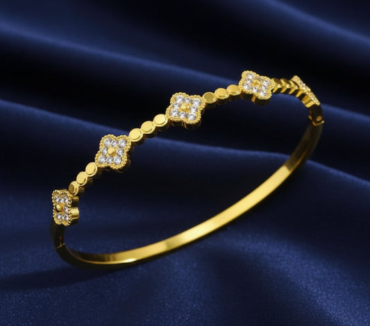 Fleur Clover Bangle