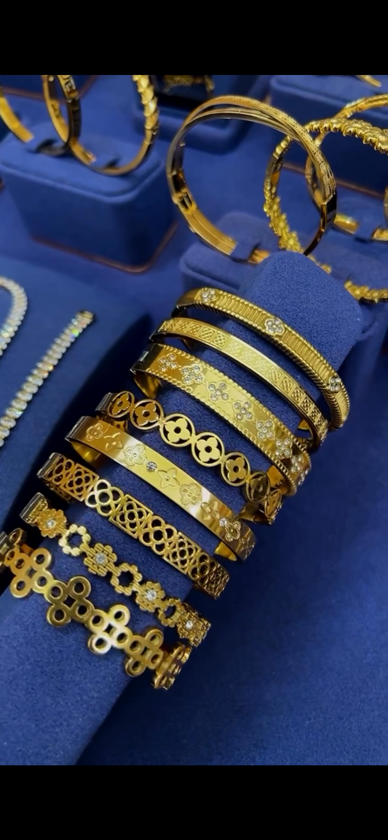 Circle of Clover Bangle