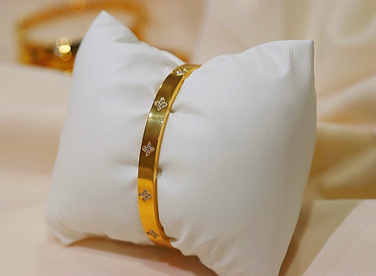 Studded Clover Bracelet 18K Gold Plated Stainless Steel